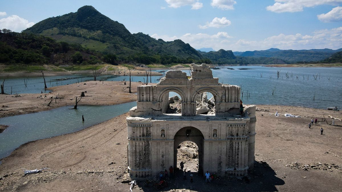 Zatopený 400 let starý kostel se vynořil ze dna přehrady v Mexiku